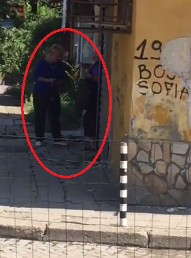 Само в БЛИЦ! Бесни бабки шашардисаха софиянци с това, което направиха в затънтена уличка (СНИМКИ/ВИДЕО)
