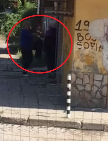 Само в БЛИЦ! Бесни бабки шашардисаха софиянци с това, което направиха в затънтена уличка (СНИМКИ/ВИДЕО)