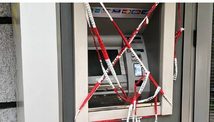 Първи СНИМКИ от полицейската акция пред банка в София! Две са основните версии 