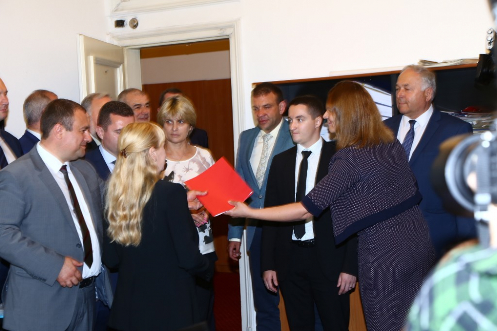 Сензационна версия: Йончева става вътрешен министър, ако вотът на недоверие на БСП срещу "Борисов 3" мине (СНИМКИ)