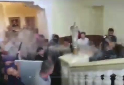 Газ и димни бомби! Голям екшън в градския съвет в Хасков (ВИДЕО)