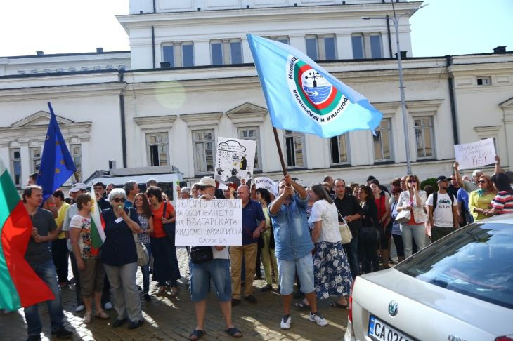 Метеоролозите излязоха на протест, настояват за повече финансиране (СНИМКИ)