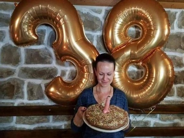Скандално поведение в бургаско село! Директорка на школо забучи мъжки полов орган на торта и се похвали (СНИМКА 18+)