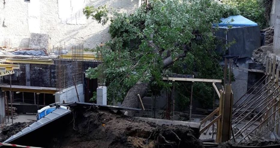 Такова чудо не е имало! Цяла улица се срути в дупка във Варна 