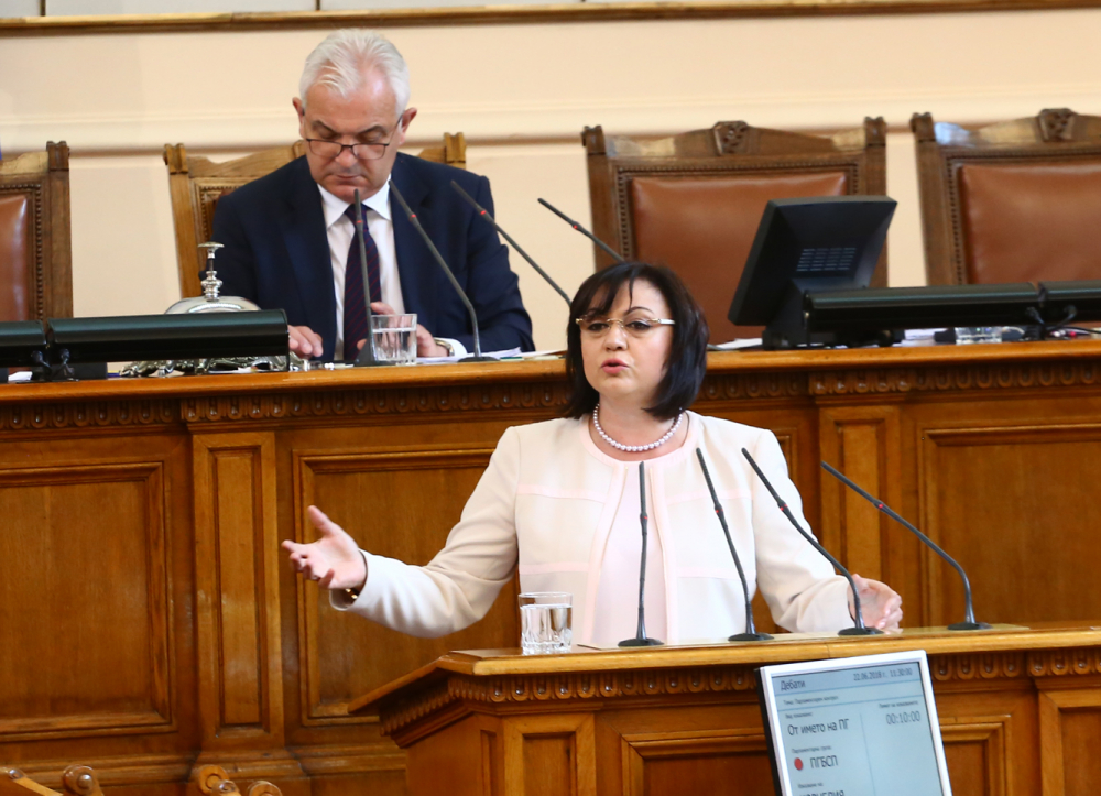 Чутовен скандал в парламента: Депутати "окупираха" трибуната заради Нинова! (СНИМКИ)
