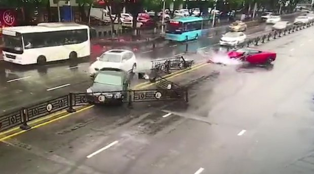 Жена нае "Ферари" за над 1 милион и само секунди по-късно го превърна в купчина ламарини (ЗРЕЛИЩНИ СНИМКИ/ВИДЕО)