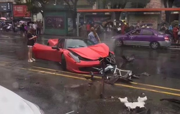 Жена нае "Ферари" за над 1 милион и само секунди по-късно го превърна в купчина ламарини (ЗРЕЛИЩНИ СНИМКИ/ВИДЕО)