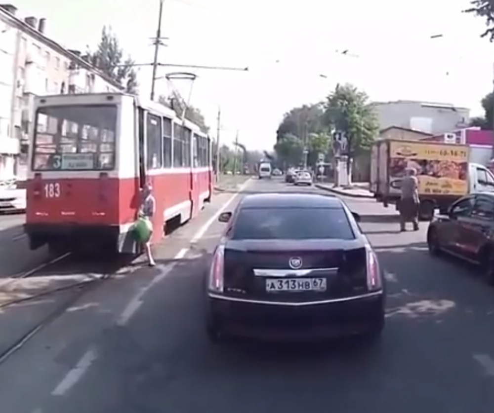 Баровец с Кадилак спаси висяща от трамвай баба (ВИДЕО)