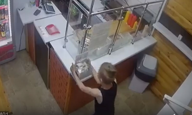 Момче краде кутия с пари за болни деца, хванаха го (ВИДЕО)