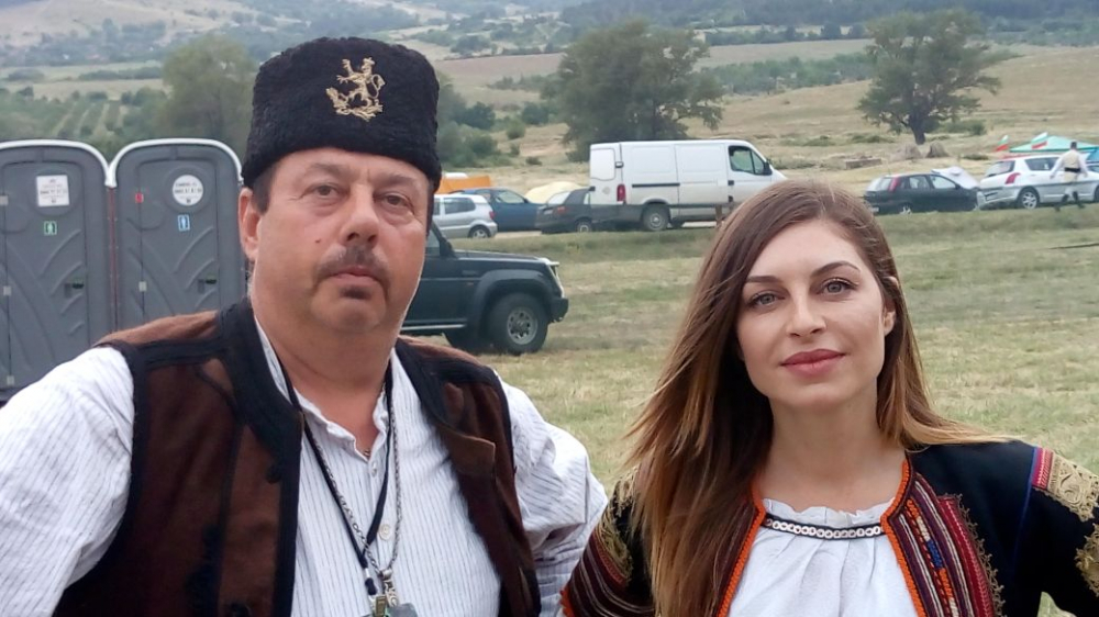 Стотици родолюбиви българи се стичат на „Хайдут Генчо“ край Хисар, малки моми и ергени обраха аплодисментите