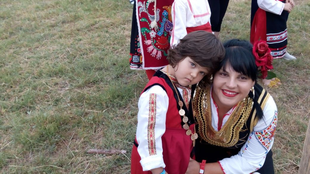 Стотици родолюбиви българи се стичат на „Хайдут Генчо“ край Хисар, малки моми и ергени обраха аплодисментите