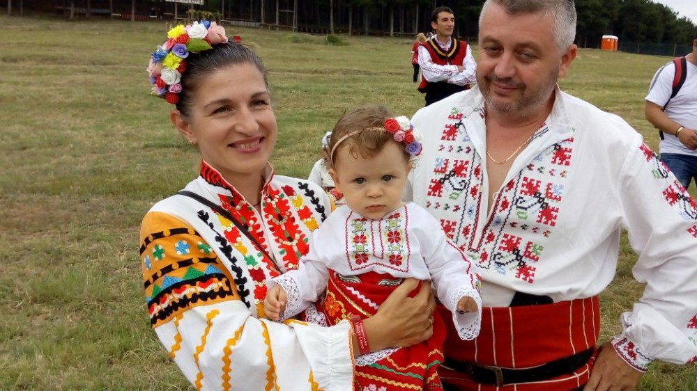 Стотици родолюбиви българи се стичат на „Хайдут Генчо“ край Хисар, малки моми и ергени обраха аплодисментите
