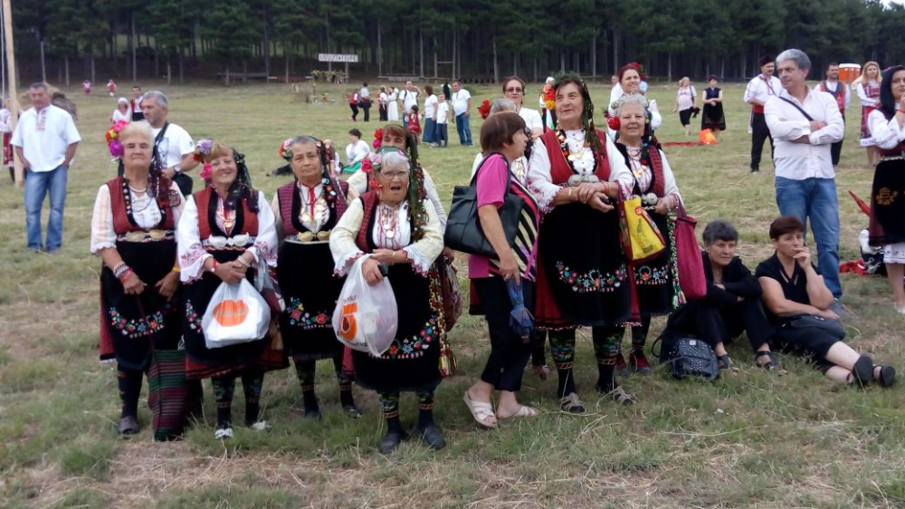 Стотици родолюбиви българи се стичат на „Хайдут Генчо“ край Хисар, малки моми и ергени обраха аплодисментите
