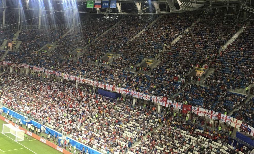 Смела иранка заголи коремче на стадиона и разбуни духовете в мрежата (СНИМКА) 