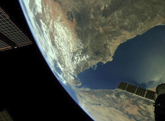 Американски астронавт се похвали с уникално СЕЛФИ от Космоса 