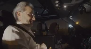 Исторически момент! Саудитска принцеса повози татко си милиардер по улиците на Рияд (ВИДЕО)