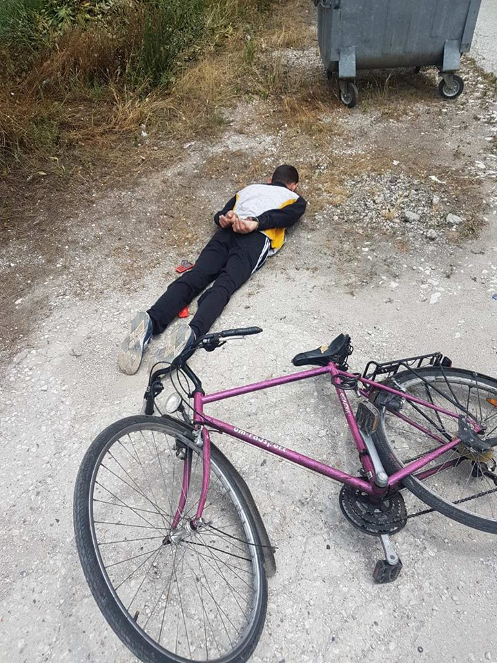 Първо в БЛИЦ! Зрелищна акция на ченгетата в Пазарджик, млад мъж лежи по очи край пътя (СНИМКА)