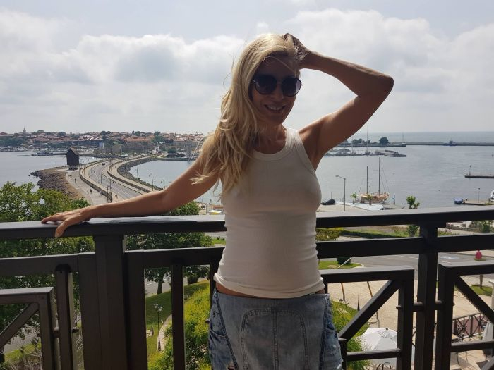 Първо в БЛИЦ: Обяви ли Гала голяма новина с тази СНИМКА по настръхнали зърна?