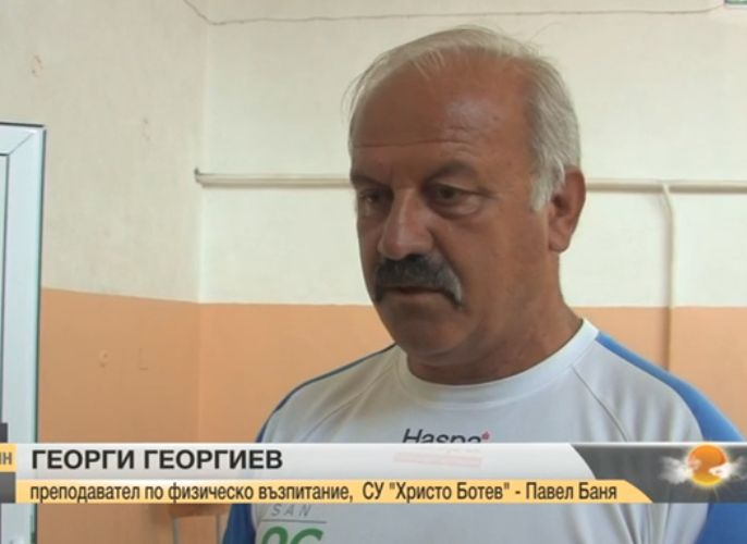 Жесток бой между момичета в училище! Седмокласнички се налагат като за последно, а момче ги снима (СНИМКИ/ВИДЕО)