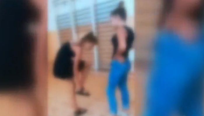 Жесток бой между момичета в училище! Седмокласнички се налагат като за последно, а момче ги снима (СНИМКИ/ВИДЕО)