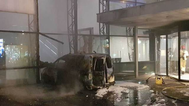 Първо ВИДЕО от огненото нападение срещу най-четения вестник в Холандия