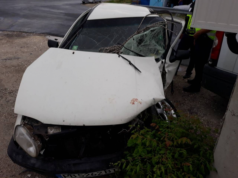 Вижте как пияната тумба роми е подредила буса, който взе на таран с голфа си (СНИМКИ/ВИДЕО)