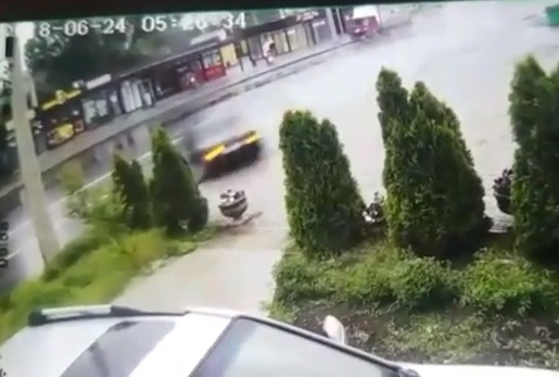 Зрелищна катастрофа! Джигит кара бясно, удря два стълба, но остава невредим (ВИДЕО)