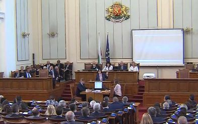 Горещи страсти в парламента: Цвета Караянчева и Нинова се скараха заради Борисов и още нещо (СНИМКИ)