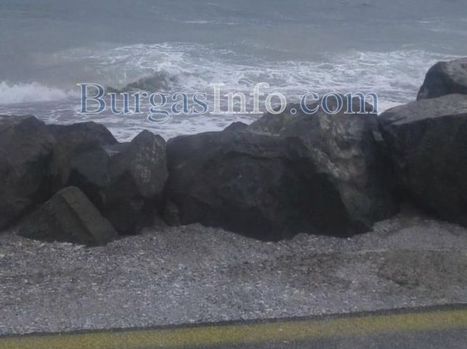 Морето завря от бурен вятър, вълните заливат плажа в Поморие (СНИМКИ) 