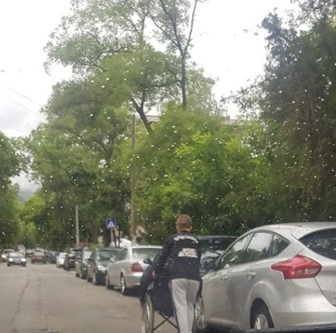 Младо момче от Перник е на път да се превърне в герой в мрежа заради тази СНИМКА в дъжда