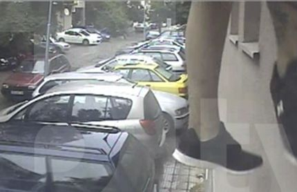 Ексклузивно ВИДЕО показва как арестантът Петров духна от районното в Пловдив по къси панталонки и потник