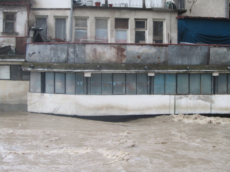 Воден апокалипсис в Смолян! Река Черна преля и стана страшно! (СНИМКИ)