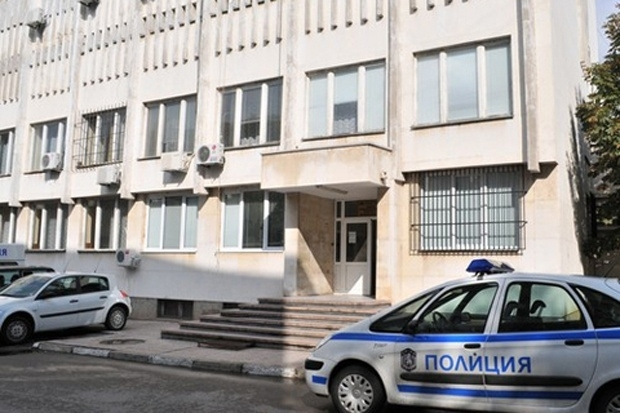 Гавра! Тарикат с „Мерцедес“ подхвърли 5 лева рушвет на служителка в КАТ