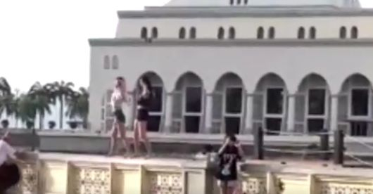 Млади дами разбуниха духовете в Малайзия заради еротичен танц пред местна джамия (ВИДЕО)