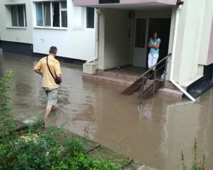 Вижте как поройният дъжд наводни Бургас (СНИМКИ)