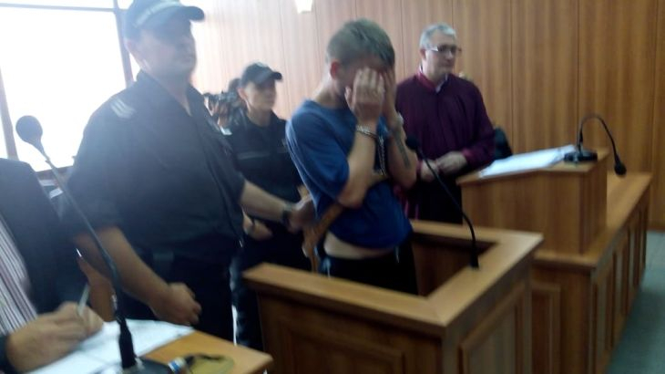 Беглецът от полицията в Пловдив пристигна окован в белезници в съда, опита да скрие... (СНИМКИ)
