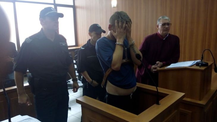 Беглецът от полицията в Пловдив пристигна окован в белезници в съда, опита да скрие... (СНИМКИ)