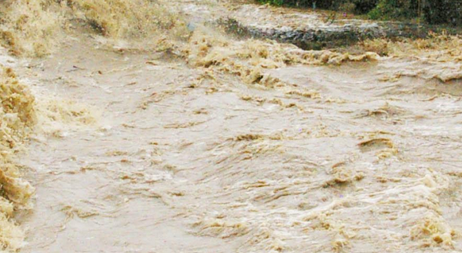 Малък Искър излезе от коритото си, части от Роман са под вода
