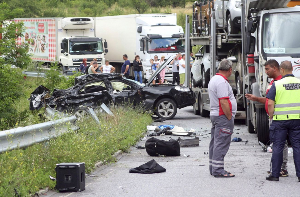 Първи  брутални СНИМКИ от жестокото меле, което окървави Хаинбоаз! Колата, в която е пътувала младата жертва, е смачкана 