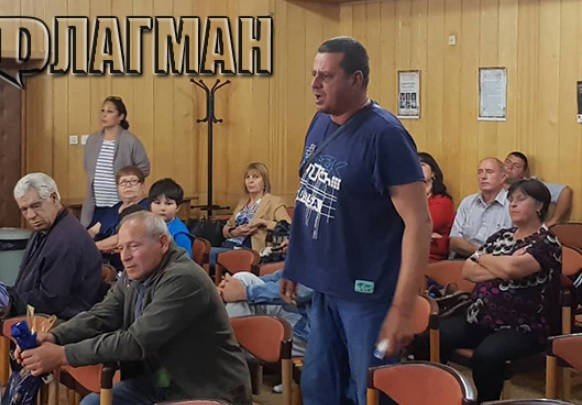 Потрес! Бесен гражданин сервира торба с кал и фекалии на сесията в община Средец