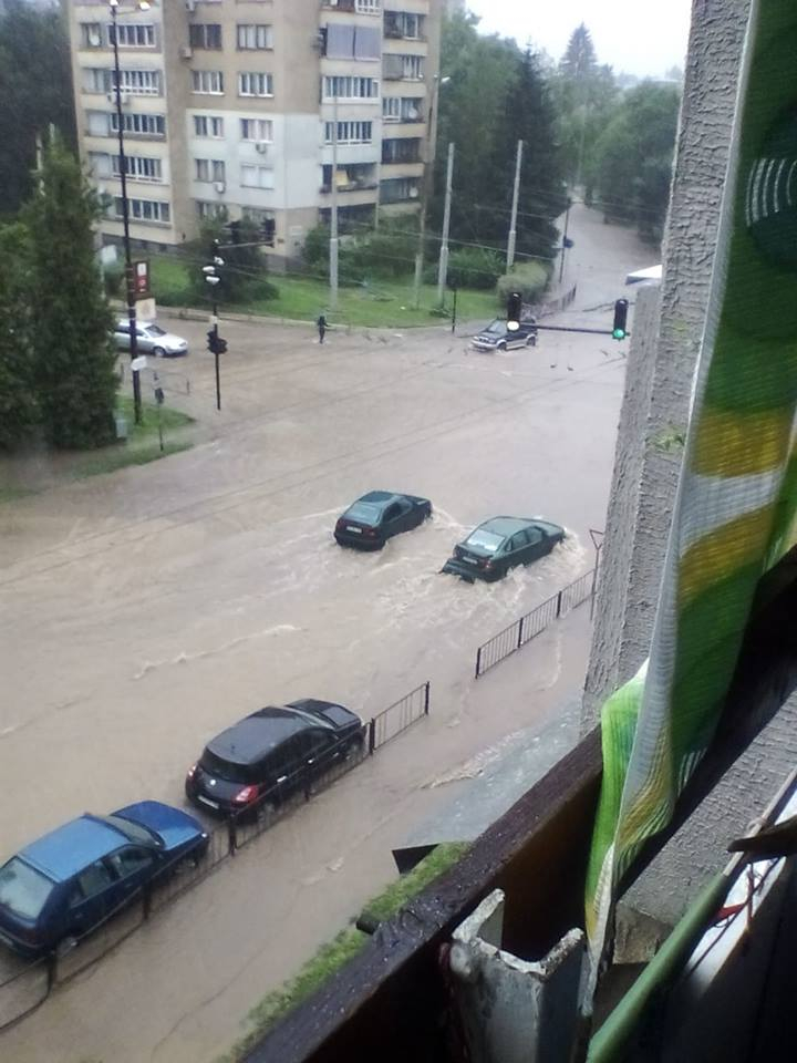 Страшен порой, придружен с градушка, удари Плевен, колите плуват по улиците (СНИМКИ/ВИДЕО)