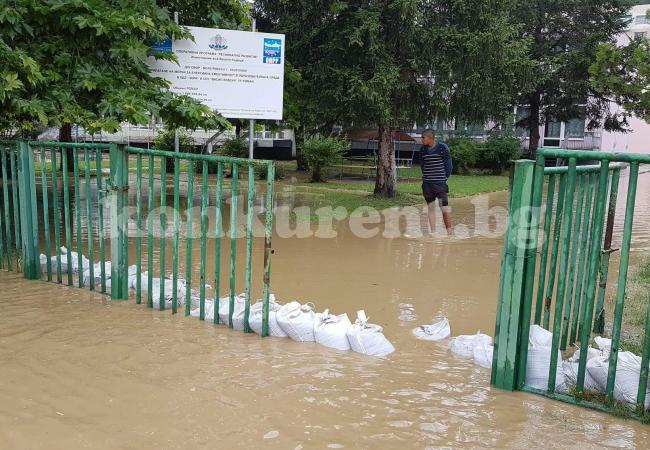 В Роман е страшно, хората се молят дъждът да спре, но... (ПОКЪРТИТЕЛНИ СНИМКИ)
