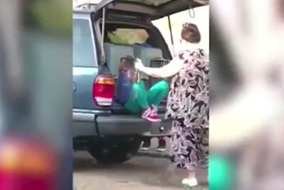 "Грижовна" баба натика двете си внучета в клетки за кучета и ги повози в багажника на колата (ВИДЕО)