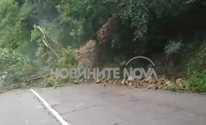 Страховито ВИДЕО! Моментът, в който тръгна свлачището на пътя София – Самоков 