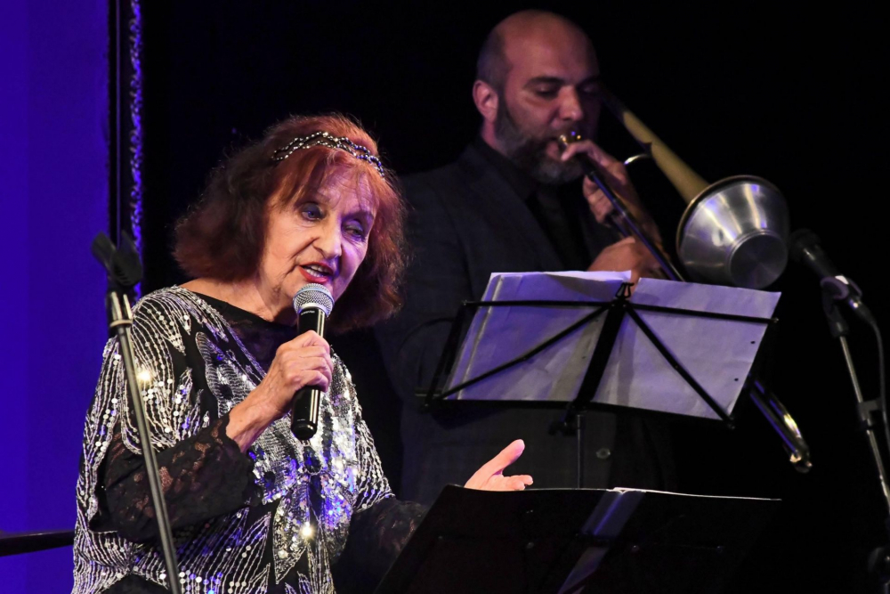 87-годишната Мими Николова лъсна в клип с минижуп, прикова погледите Снимка