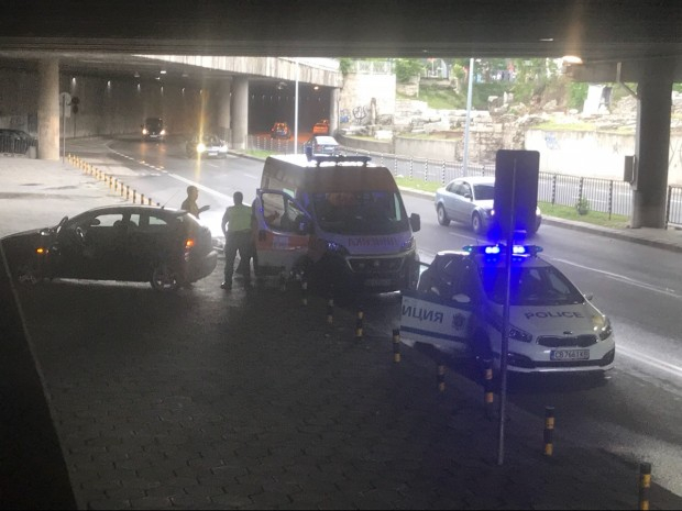 Ужас в Пловдив! Автомобил се вряза в спирка, има пострадали (СНИМКИ)