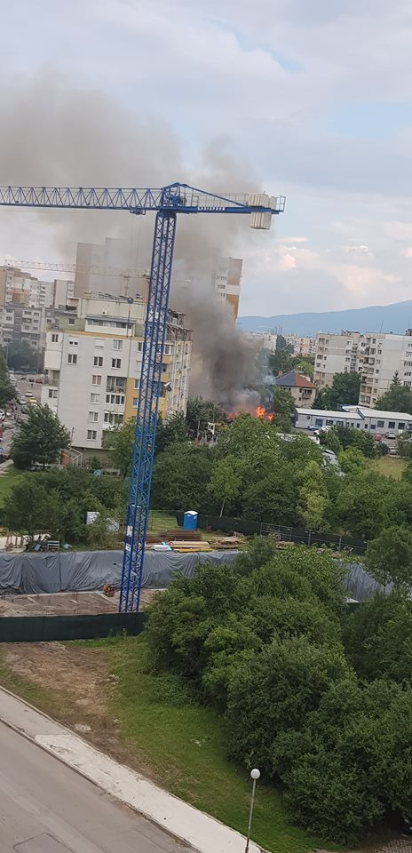 Извънредно и първо в БЛИЦ! Голям пожар избухна в столичния "Надежда" 6, страшно е! (СНИМКИ/ВИДЕО)