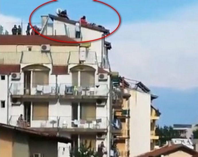 Зулумите на туристите по морето започнаха! Мъж се качи на покрива на хотел в Приморско в... (СНИМКА)