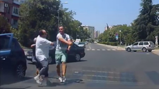Селска сцена в Бургас! Батка ступа майка и син заради липсваща пешеходна пътека