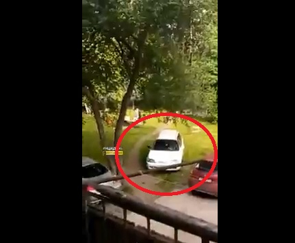 Скандално: Влюбени правят секс на детска площадка посред бял ден (ВИДЕО)